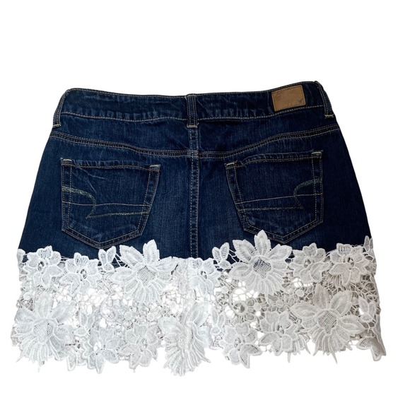 American Eagle Dresses & Skirts - American Eagle Dark Wash Denim Mini Skirt White Floral Crochet Lace Hem Womens 2